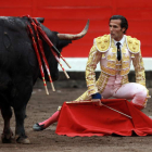 David Mora, ante su segundo toro ayer en Bilbao.