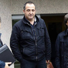 Representantes sindicales antes de entrar a la reunión en la sede de la Caja en Madrid.