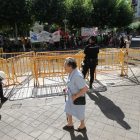 Los escasos manifestantes, frente al dispositivo policial que protegía ayer la Subdelegación.
