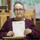 María García Álvarez, presidenta de la Fundación de Familias Monoparentales Isadora Duncan, con su expediente del Patronato de Protección a la Mujer. F. OTERO PERANDONES