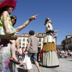 Los gigantes y cabezudos recorrerán las calles de la capital maragata durante las fiestas. El barrio de Puerta del Rey los recibirá el lunes a las 12.00 horas.