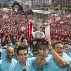 Gurpegui sujeta el trofeo junto al resto de los jugadores del Athletic ante miles de aficionados.