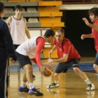 Quezada, con el balón, será uno de los ejes del juego ofensivo de León frente al Palencia.