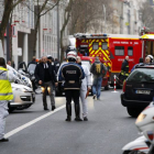 Policías y miembros de los servicios de emergencia congregados en el lugar tras el tiroteo registrado en Mntrouge, al sur de París (Francia) hoy.