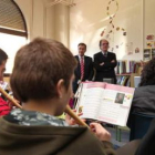 Los estudiantes de Música interpretan el Himno de la Alegría ante Ángel Gabilondo.