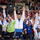 El capitán francés, Jerome Fernández, levanta el trofeo de campeones de Europa.