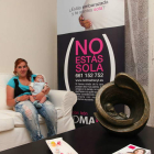 Jessica en la sede de Red Madre, en el edificio Emperador, con su pequeña Elisa en brazos.
