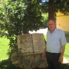 El alcalde roblano, José Luis García, posa frente a la escultura del parque Aldecoa.