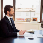 El líder del Partido Popular, Pablo Casado (izq), mantiene una videoconferencia con el presidente del Gobierno español, Pedro Sánchez. DAVID MUDARRA