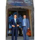 Evaristo del Canto y José María de la Vega, a la derecha, a su llegada a la sede central de Caja España-Duero en León.