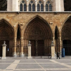 Fachada principal sobre la que se propone la actuación en forma de concurso abierto de ideas para la protección del Pórtico Occidental de la Catedral de León. DL