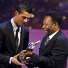 La leyenda del fútbol, Pelé, a la derecha, entrega el premio al Mejor Jugador del 2008 al futbolista