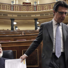 José Manuel Soria, junto a Arias Cañete ayer en el Congreso de los Diputados.