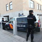 Efectivos del Cuerpo Nacional de Policía custodian la entrada al Palacio de Justicia de los furgones