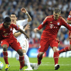 Di Maria, a la izquierda, pelea un balón con Schweinsteiger.