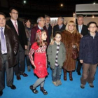 Los pequeños Ainara, Diego y David con Carrasco y la comitiva de invitados a la inauguración.