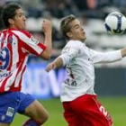 Álvaro Antón  pelea un balón con Diego Camacho, del Sporting de Gijón