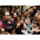 Rey escuchó y contestó a las críticas de los profesores, alumnos y padres que se congregaron ayer para recibirlo. RAMIRO