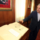 El alcalde, con la Constitución restaurada.