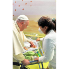 El papa Franciso unge a un bebé en el hospital Gemelli. VATICANO