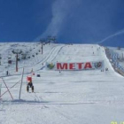 Uno de los participantes en el campeonato de esquí cruza la meta en la estación de Leitariegos