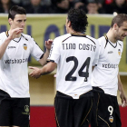 Aduriz celebra su gol, segundo de su equipo, junto a Tino Costa y Roberto Soldado.