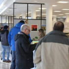 Varios vecinos efectúan trámites en la planta baja del Ayuntamiento de San Andrés.