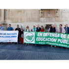 La plataforma se concentró ayer frente al palacio de los Guzmanes para reclamar la construcción del centro. MARCIANO PÉREZ