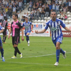 Acorán y Yuri celebran el triunfo ante el Sabadell en El Toralín.