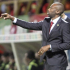 Paulo Wanchope no paró de dar instrucciones a sus jugadores.