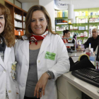 La farmacéutica Magdalena Sánchez Lozano y la nutricionista Elena P. Rueda, en Navatejera.