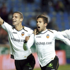 El centrocampista del Valencia Jordi Alba celebra junto a sus compañeros Soldado y Aduriz el primer gol de su equipo.