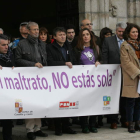 La corporación y otras autoridades de Ponferrada se concentraron ante el Ayuntamiento.