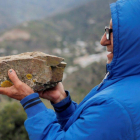 Un lugareño sostiene una piedra de pizarra, el mismo material con que ha topado la perforación del túnel vertical para el rescate de Julen en Totalán (Málaga).