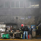 En el interior del recinto, los bomberos trabajaron para evitar que el fuego se siguiera propagando.