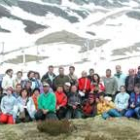 Alumnos y profesores del curso, al pie de las instalaciones de la estación de esquí San Isidro