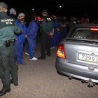 Agentes de la Guardia Civil contienen a los piquetes al paso de los coches con los trabajadores del pozo Santa Cruz.