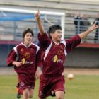 Lucas Rodrigues celebra la consecución del gol leonés.