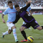 Alex López, a la izquierda,  intenta impedir el control del balón de Omar Ramos.