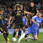 Gary Cahill lucha por el balón con Alves, Puyol y Busquets.