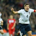 El jugador de Inglaterra Gerrard, derecha, celebra un gol con su compañero Rooney ante Polonia.