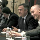 Luis Rubiales, a la derecha, y José Luis Astiazarán, a su lado, durante la reunión.
