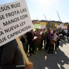 Los manifestantes arremetieron contra la consejera de Medio Ambiente ante las Cortes