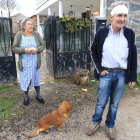 Tomás Martínez, con la cabeza vendada en diciembre del 2011, junto a su madre a la puerta de su casa.