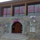 Fachada de la Casa del Parque de Lario, en el Parque Regional de Picos de Europa, con pintadas en contra del espacio protegido.