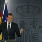 El presidente en funciones, Mariano Rajoy, avanza algunos de los detalles tras la reunión con el rey. JAVIER LIZÓN