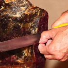Un cortador profesional maneja el cuchillo con destreza en una degustación de Cecina de León celebrada este mes.