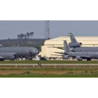 Aviones cisterna de la Fuerza Aérea de Estados Unidos aparcados ayer por la tarde en la base aérea d