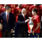 El Rey junto a los Príncipes de Asturias, a las infantas Sofía y Leonor, al capitán de la selección española, Iker Casillas y al seleccionador, Vicente del Bosque.