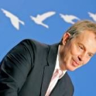 Blair ante el poco afortunado logotipo con aves